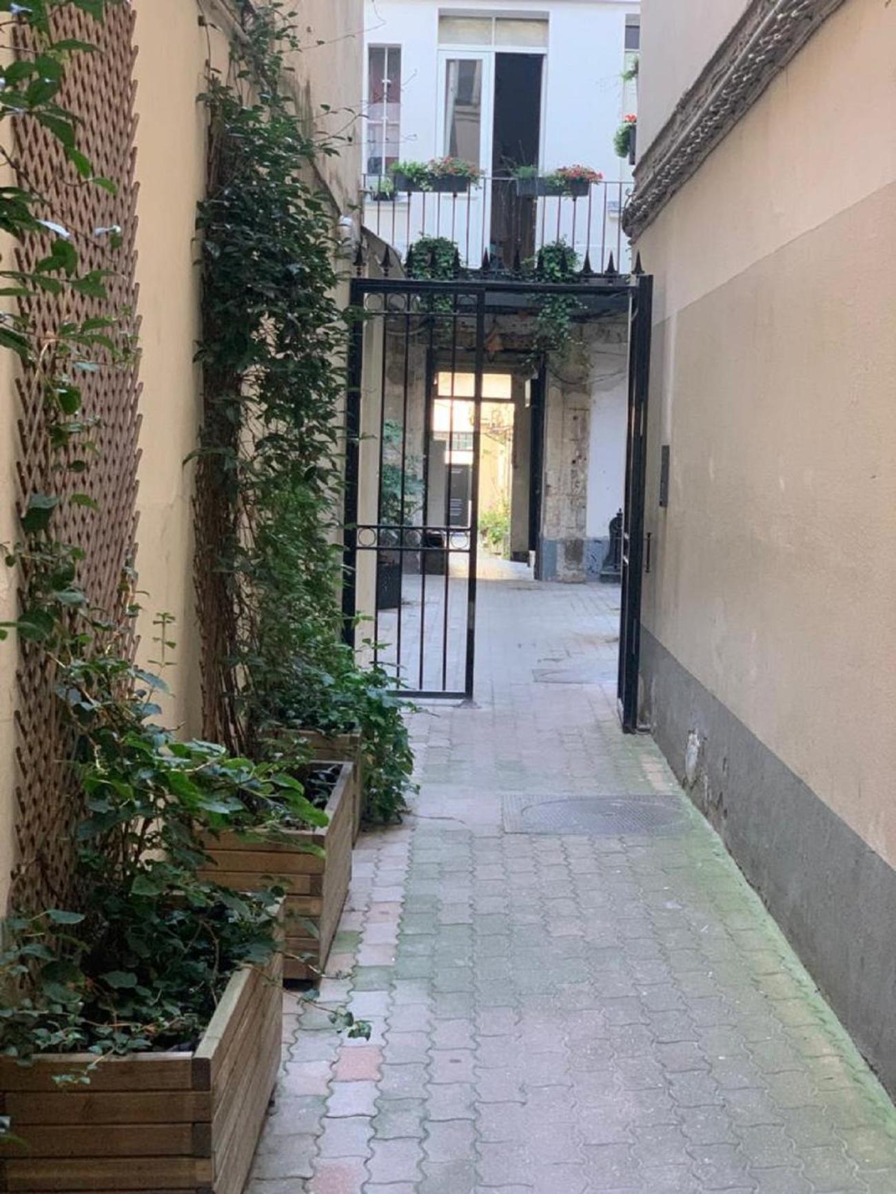 115 - Urban Vuitton Saint Denis Apartment Paris Exterior photo